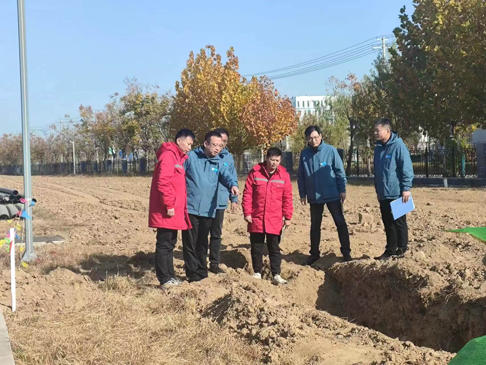 現場了解企業供水管網建設情況。.jpg