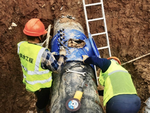 安裝公司工作人員在金馬路與龍川路路口DN600球墨管上開三通口.jpg