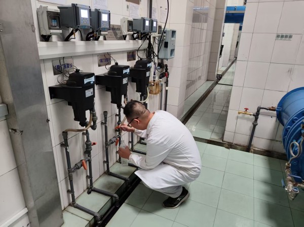 水質部工作人員取水化驗.jpg