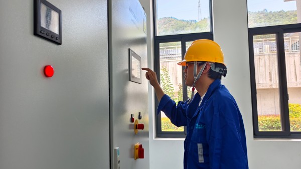 橋下水廠工作人員對預臭氧增壓泵維修后進行測試，使水泵在運行中保持最佳狀態.jpg