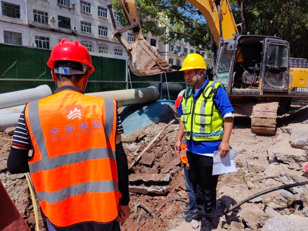 永康錢江水務城區營業所工作人員呂思漩在城北西路建設工地巡檢過程中發放管線告知書.jpg