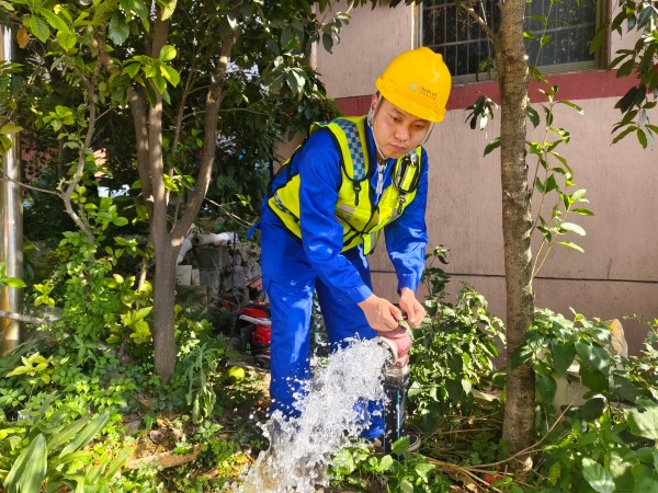 永康錢江水務古山營業所工作人員陳翔在前杭村進行搶修后排水作業.jpg